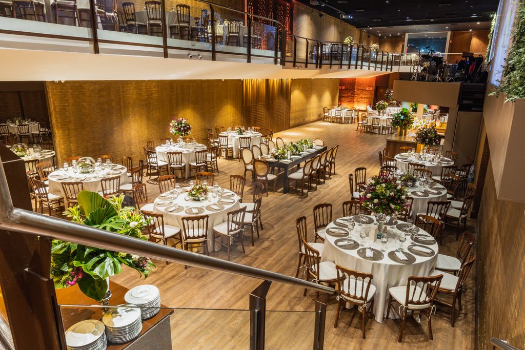 Luxurious wedding reception venue with beautifully decorated tables and elegant seating.